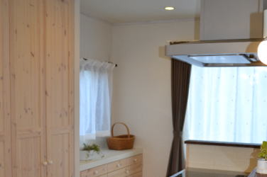 ���R�f�ނ̵��ް���݁E���ް�Ƌ�@�O�d���鎭�s�yCalmfurniture �ߓ��Ƌ�z�߲ݍނ̉����L�b�`��